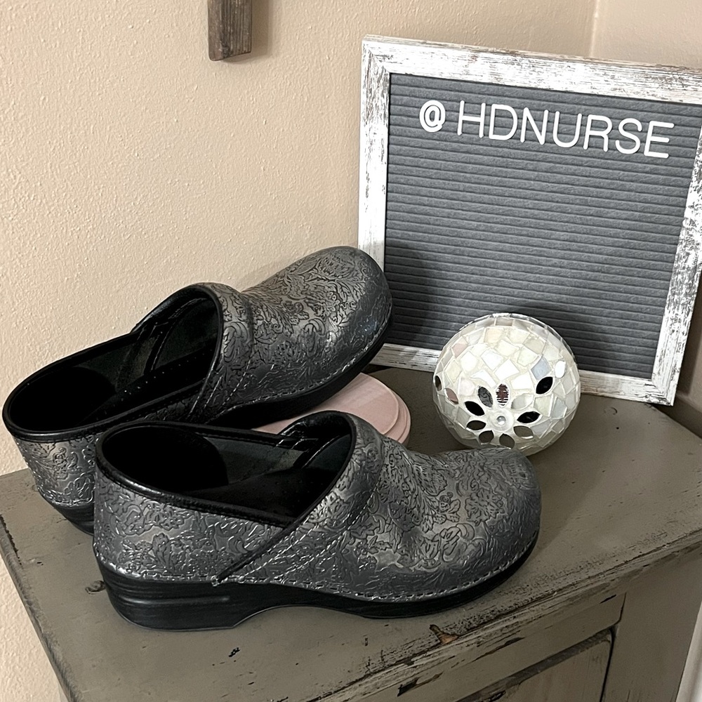 DANSKO Professional Nursing Shoes~ Metallic Vine Emboss- Size: 40 👩🏻‍⚕️